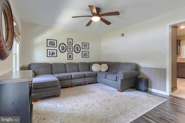 15 OAK KNOLL CIR, Lebanon, PA 17042