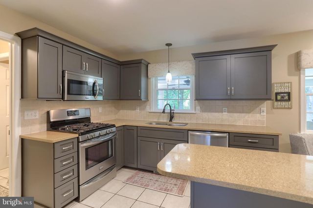 15 OAK KNOLL CIR, Lebanon, PA 17042