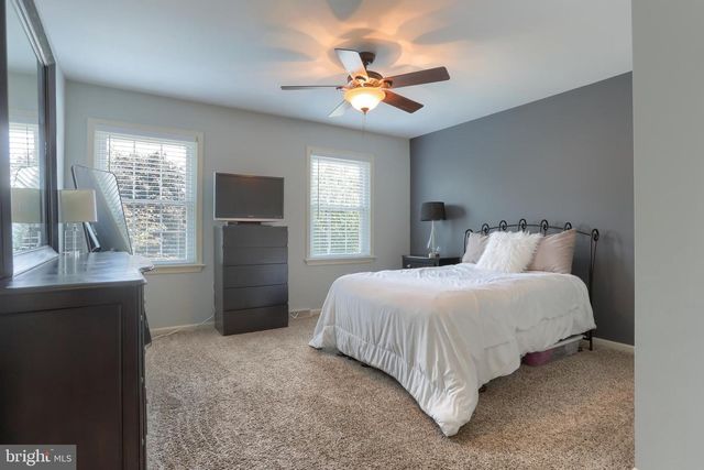 15 OAK KNOLL CIR, Lebanon, PA 17042