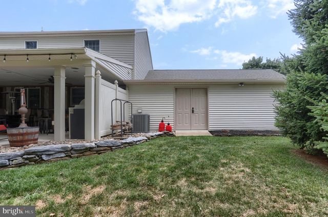 15 OAK KNOLL CIR, Lebanon, PA 17042