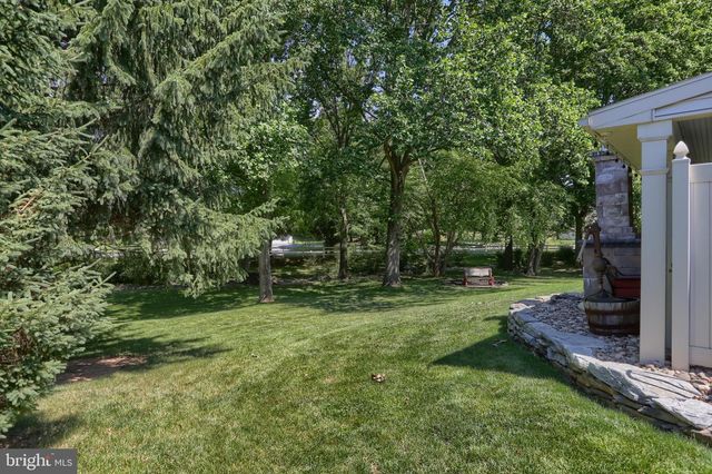 15 OAK KNOLL CIR, Lebanon, PA 17042