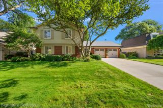 580 N Brys Drive, Grosse Pointe Woods, MI 48236