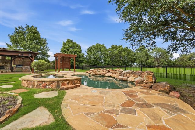 105 Bee Caves Road, Lucas, TX 75002