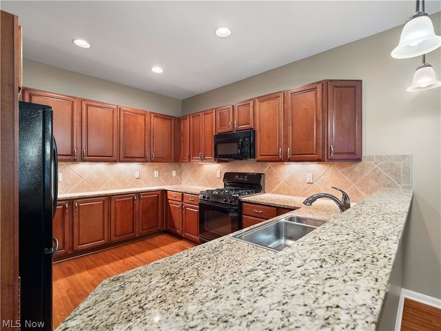 20 Somerset Drive, Rocky River, OH 44116