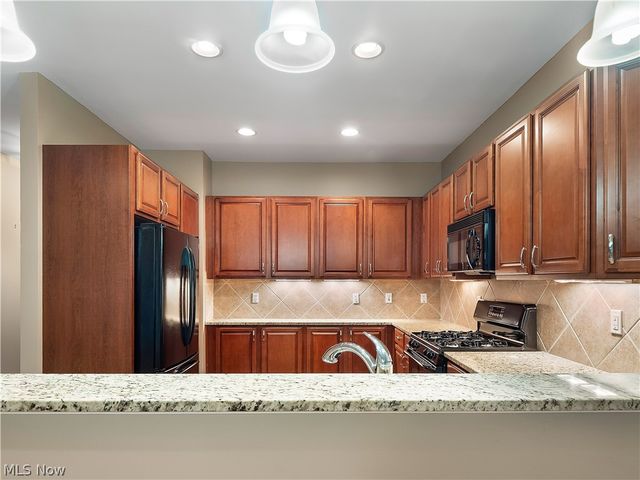 20 Somerset Drive, Rocky River, OH 44116