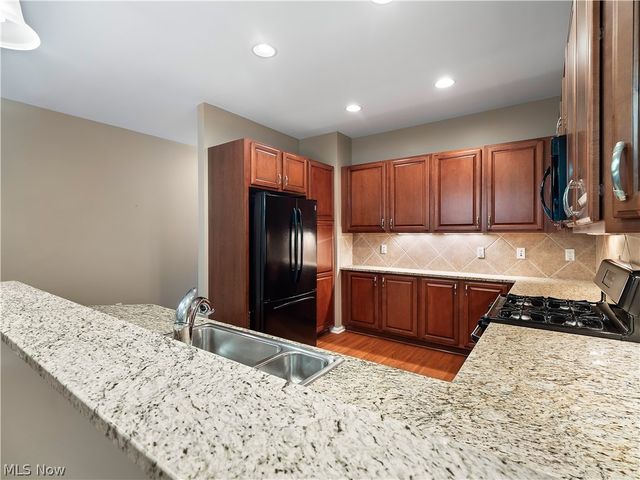 20 Somerset Drive, Rocky River, OH 44116