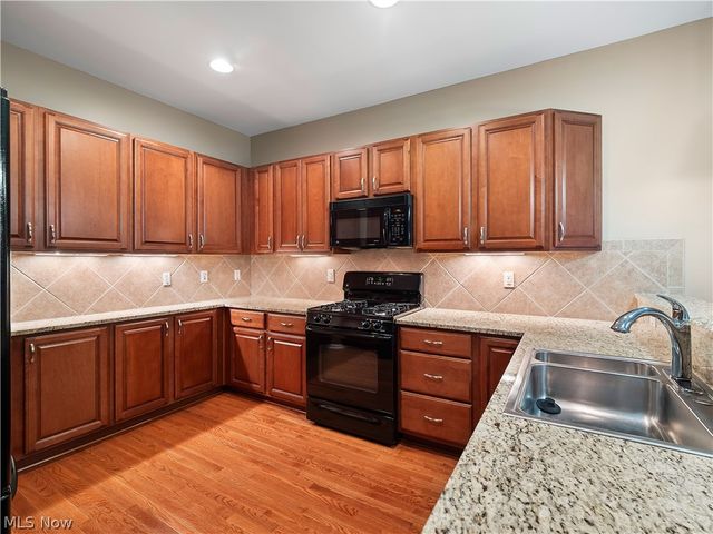 20 Somerset Drive, Rocky River, OH 44116