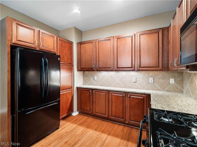 20 Somerset Drive, Rocky River, OH 44116