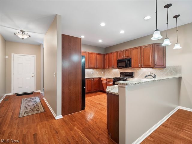 20 Somerset Drive, Rocky River, OH 44116