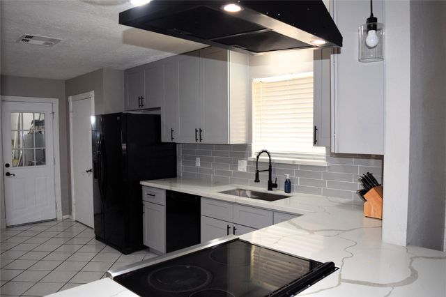9910 Willmont Road, La Porte, TX 77571