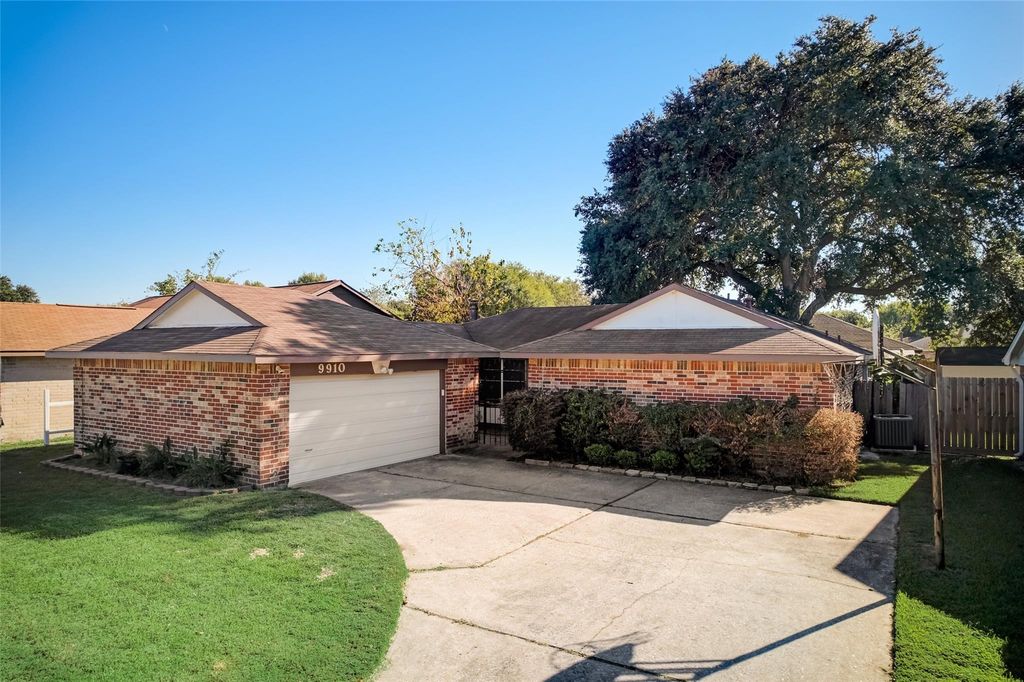 9910 Willmont Road, La Porte, TX 77571