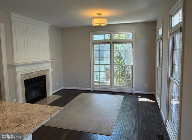 9548 LAGERSFIELD CIR, Vienna, VA 22181