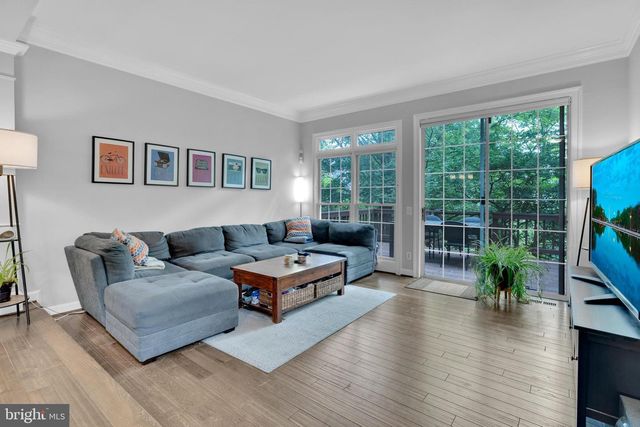 9548 LAGERSFIELD CIR, Vienna, VA 22181