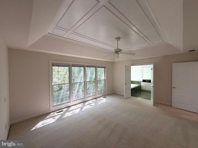 9548 LAGERSFIELD CIR, Vienna, VA 22181