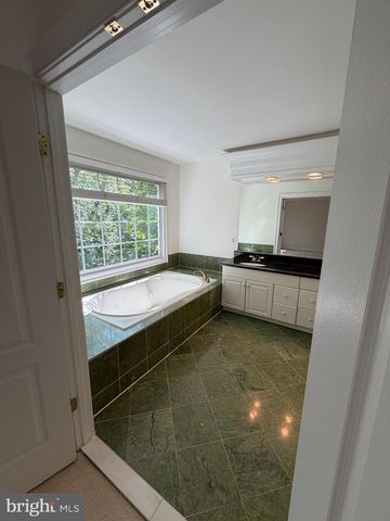 9548 LAGERSFIELD CIR, Vienna, VA 22181