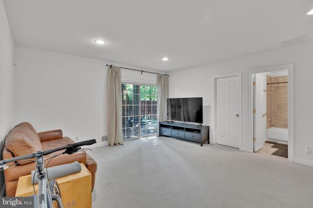 9548 LAGERSFIELD CIR, Vienna, VA 22181