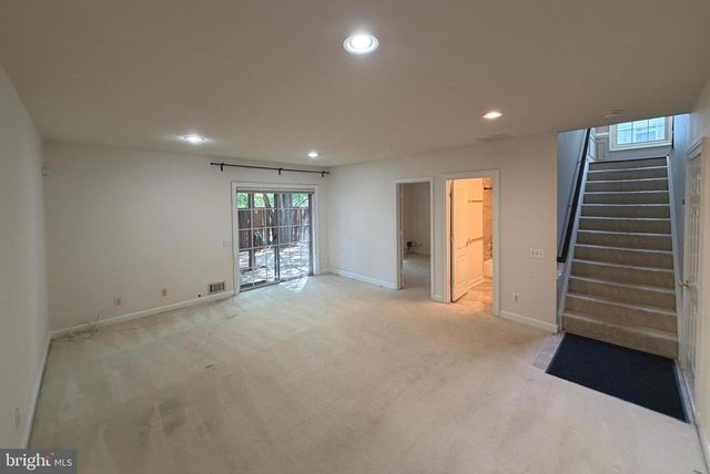 9548 LAGERSFIELD CIR, Vienna, VA 22181