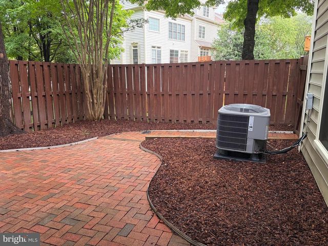 9548 LAGERSFIELD CIR, Vienna, VA 22181