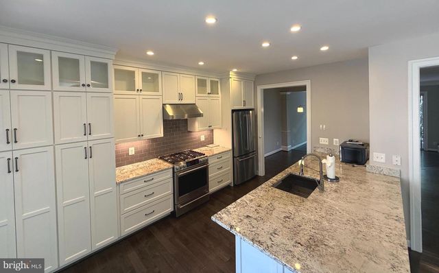 9548 LAGERSFIELD CIR, Vienna, VA 22181