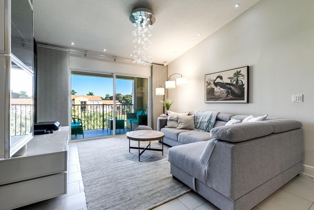 157 Yacht Club Way 310, Hypoluxo, FL 33462