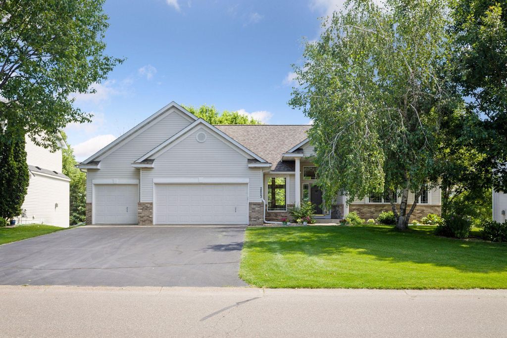 2823 White Eagle Drive, Woodbury, MN 55129