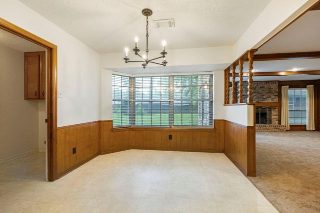 902 Castle Hill Trail, Houston, TX 77339