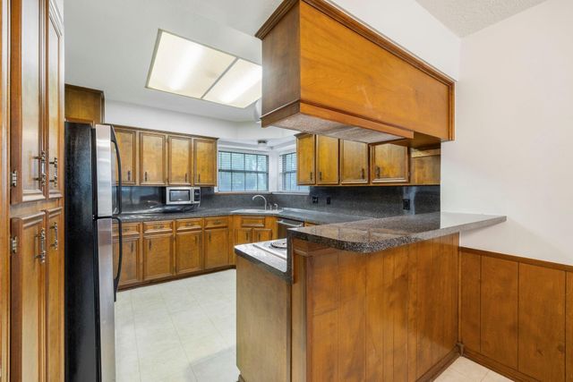 902 Castle Hill Trail, Houston, TX 77339
