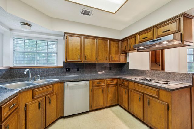 902 Castle Hill Trail, Houston, TX 77339