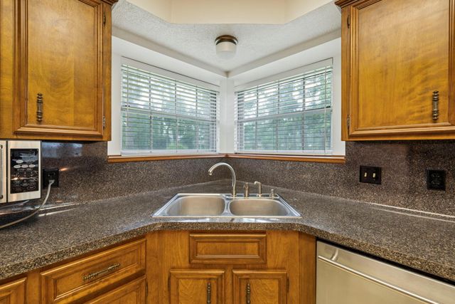 902 Castle Hill Trail, Houston, TX 77339
