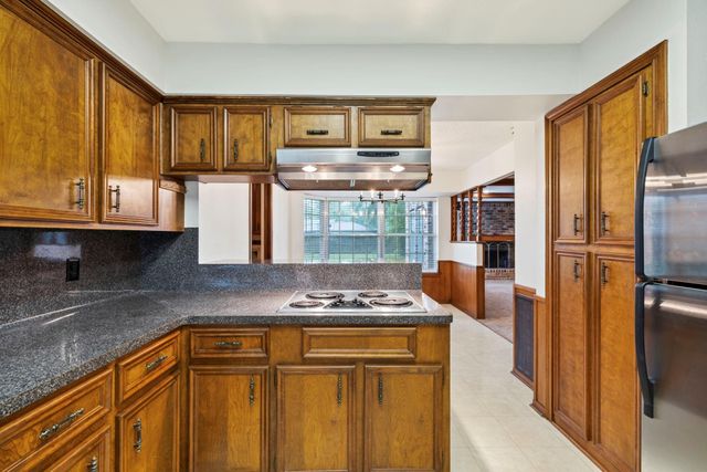 902 Castle Hill Trail, Houston, TX 77339