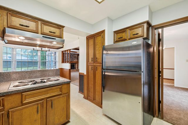 902 Castle Hill Trail, Houston, TX 77339