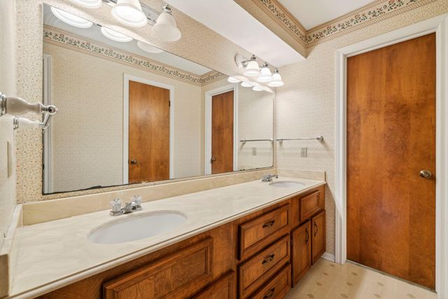 902 Castle Hill Trail, Houston, TX 77339