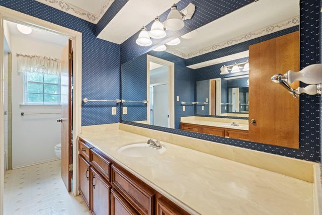 902 Castle Hill Trail, Houston, TX 77339