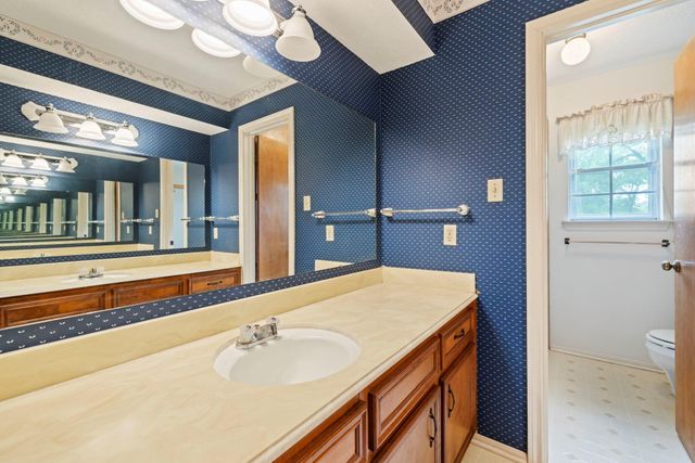 902 Castle Hill Trail, Houston, TX 77339