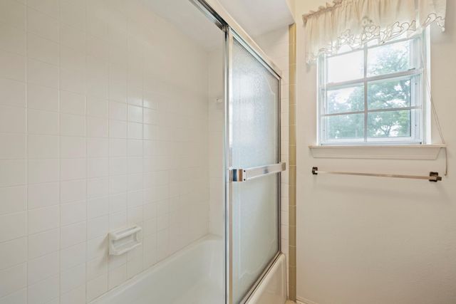 902 Castle Hill Trail, Houston, TX 77339