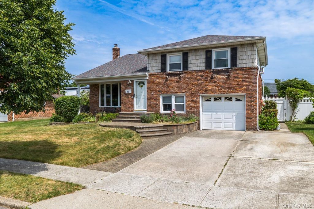 39 Grant Street, Farmingdale, NY 11735