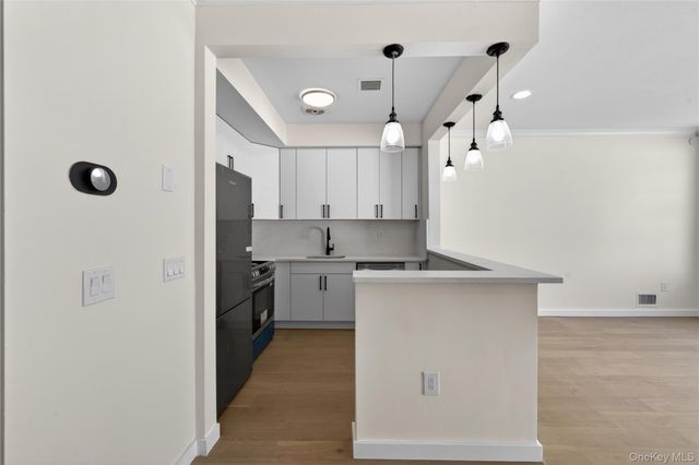 93 Admiral Court, Bronx, NY 10473