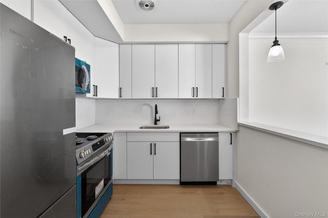 93 Admiral Court, Bronx, NY 10473