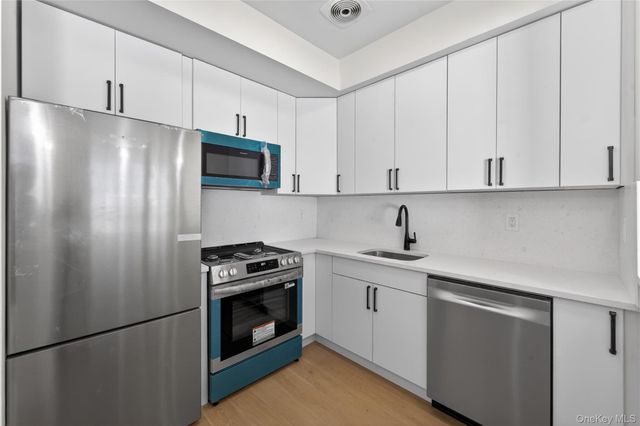 93 Admiral Court, Bronx, NY 10473
