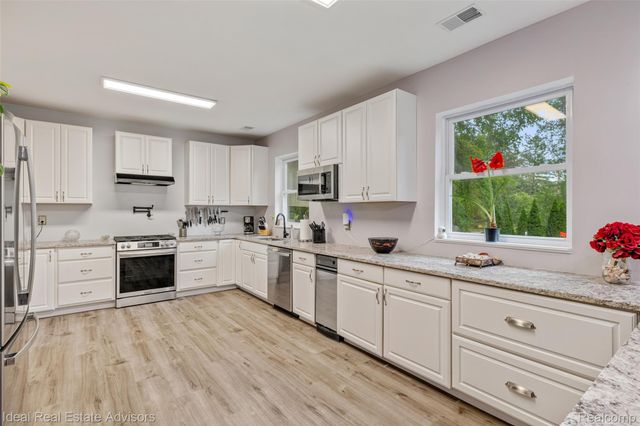 6304 Hiawatha Road, Hamburg Township, MI 48189