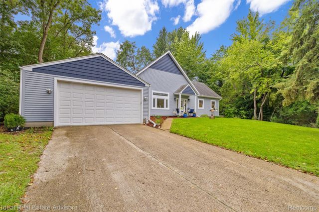 6304 Hiawatha Road, Hamburg Township, MI 48189