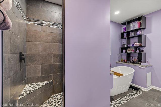 6304 Hiawatha Road, Hamburg Township, MI 48189