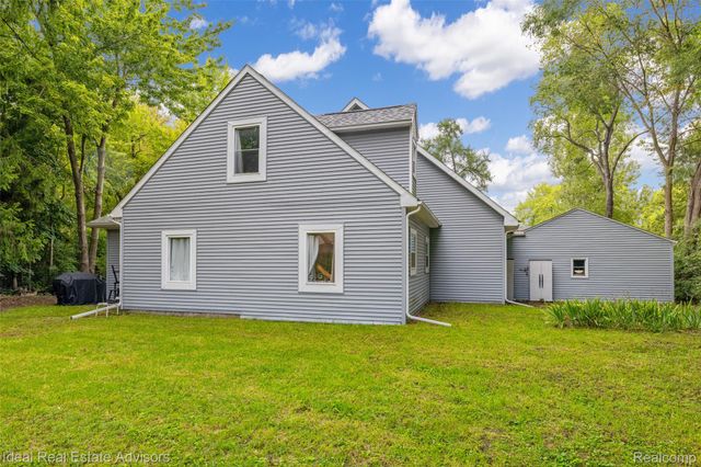 6304 Hiawatha Road, Hamburg Township, MI 48189