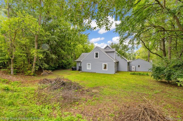 6304 Hiawatha Road, Hamburg Township, MI 48189