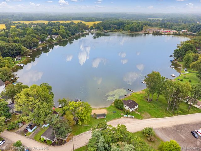 6304 Hiawatha Road, Hamburg Township, MI 48189