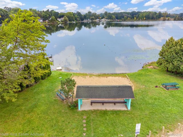 6304 Hiawatha Road, Hamburg Township, MI 48189