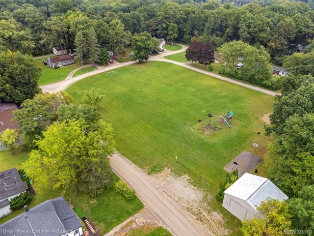 6304 Hiawatha Road, Hamburg Township, MI 48189