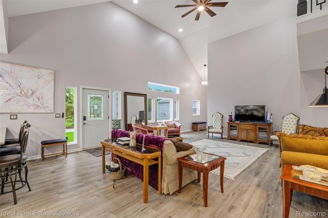 6304 Hiawatha Road, Hamburg Township, MI 48189