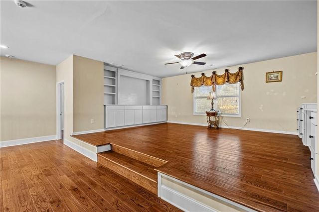 957 Pont Du Gard Ct, Buford, GA 30518