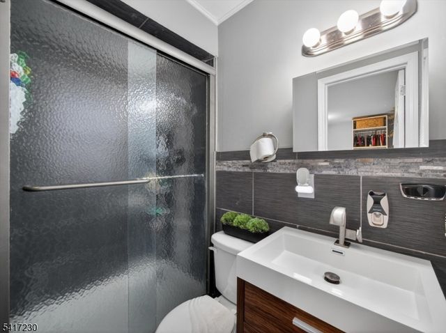 66 Lockwood Pl, Clifton City, NJ 07012